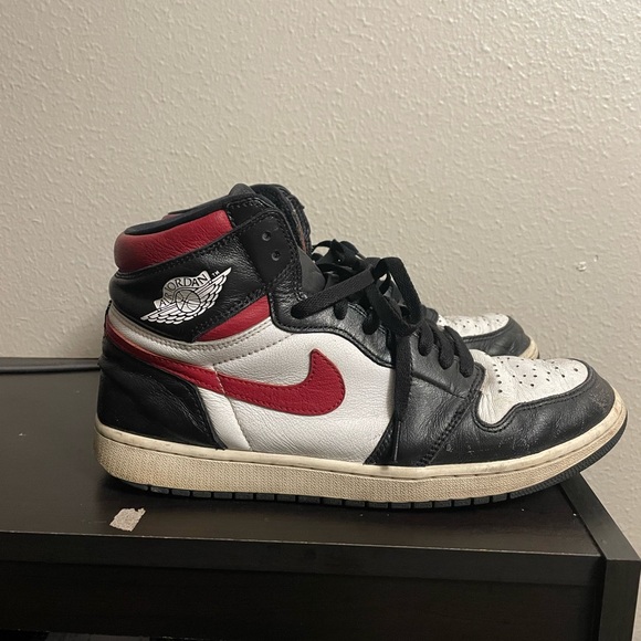 Jordan’s size 10.5 used - Picture 3 of 5